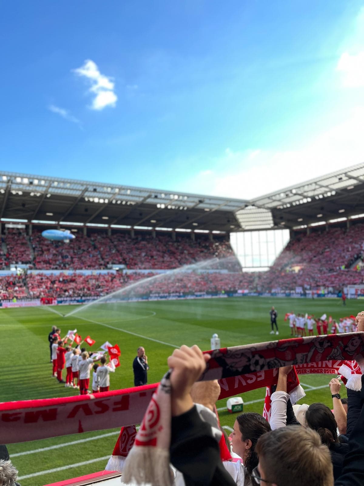 Mainz 05 Fanblock im Stadion mit Fanschal — gute Defensive ist alles